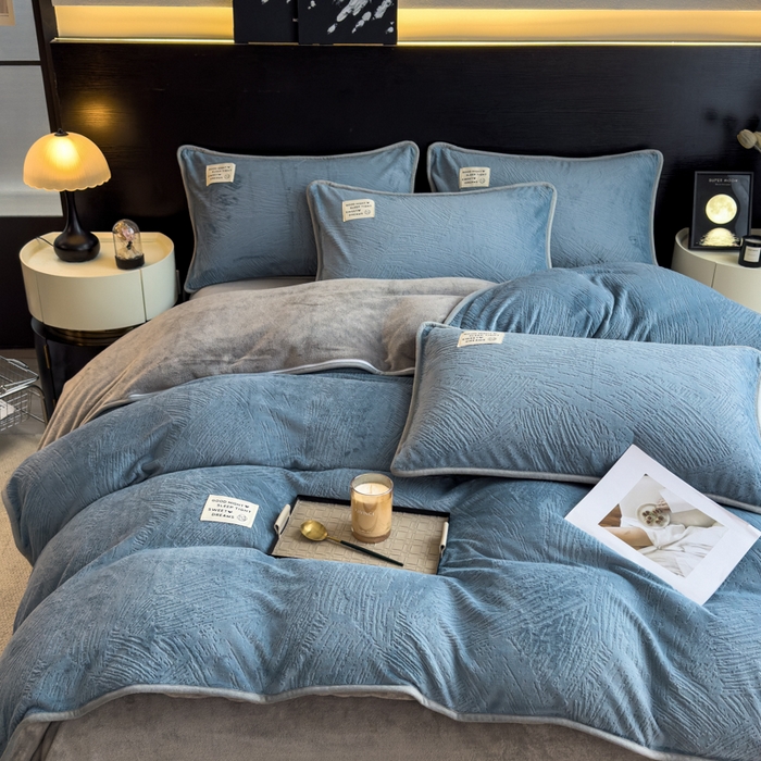 91家纺网 家纺一手货源 找家纺 印季家纺 2025新款牛奶绒包边款烂花四件套 蓝灰-马丁灰