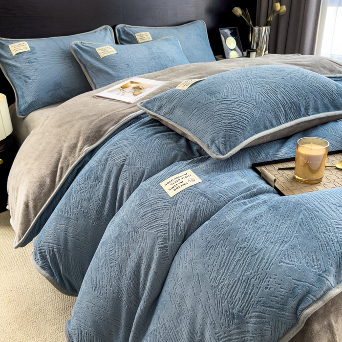 91家纺网 家纺一手货源 找家纺 印季家纺 2025新款牛奶绒包边款烂花四件套 蓝灰-马丁灰