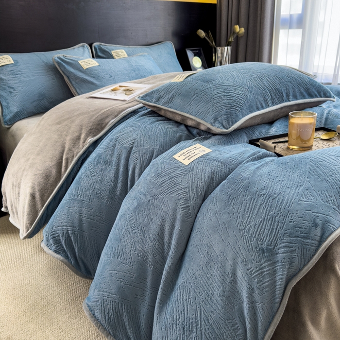 91家纺网 家纺一手货源 找家纺 印季家纺 2025新款牛奶绒包边款烂花四件套 蓝灰-马丁灰