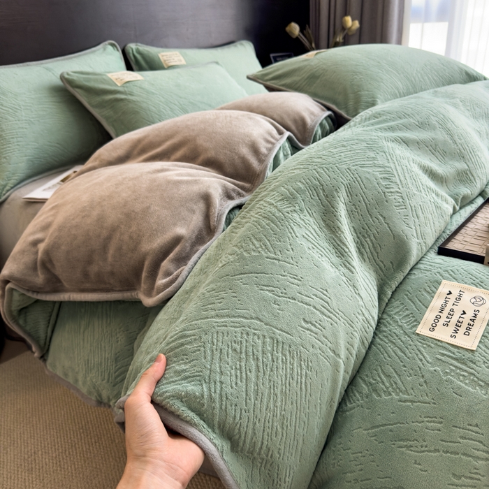 91家纺网 家纺一手货源 找家纺 印季家纺 2025新款牛奶绒包边款烂花四件套 水绿-马丁灰