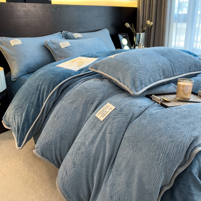 91家纺网 家纺一手货源 找家纺 印季家纺 2025新款牛奶绒包边款烂花四件套 蓝灰-蓝灰