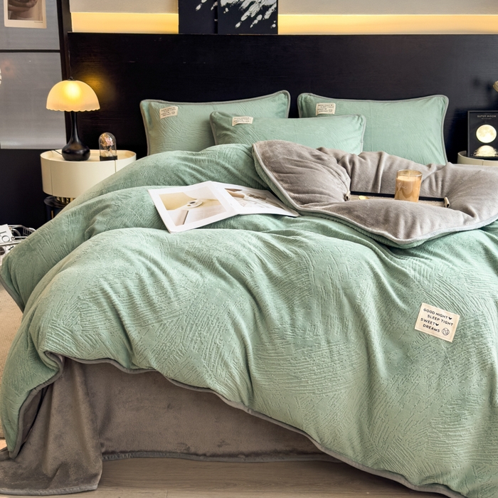 91家纺网 家纺一手货源 找家纺 印季家纺 2025新款牛奶绒包边款烂花四件套 水绿-马丁灰