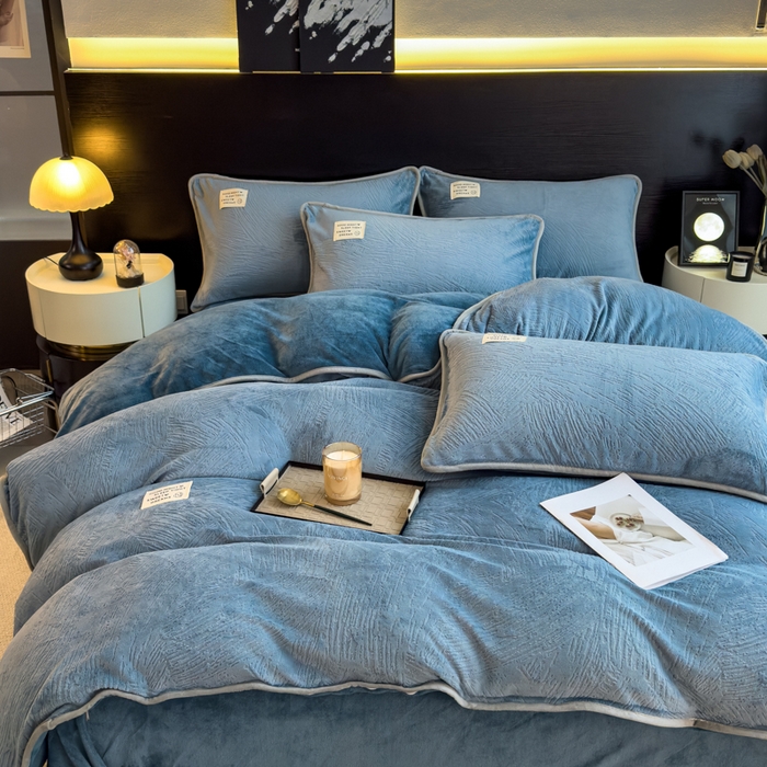 91家纺网 家纺一手货源 找家纺 印季家纺 2025新款牛奶绒包边款烂花四件套 蓝灰-蓝灰