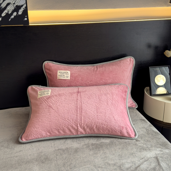 91家纺网 家纺一手货源 找家纺 印季家纺 2025新款牛奶绒包边款烂花四件套 豆沙-马丁灰