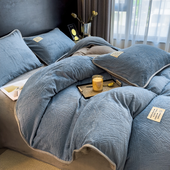 91家纺网 家纺一手货源 找家纺 印季家纺 2025新款牛奶绒包边款烂花四件套 蓝灰-马丁灰