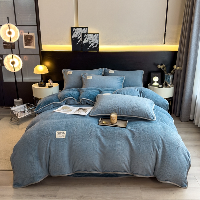 91家纺网 家纺一手货源 找家纺 印季家纺 2025新款牛奶绒包边款烂花四件套 蓝灰-蓝灰