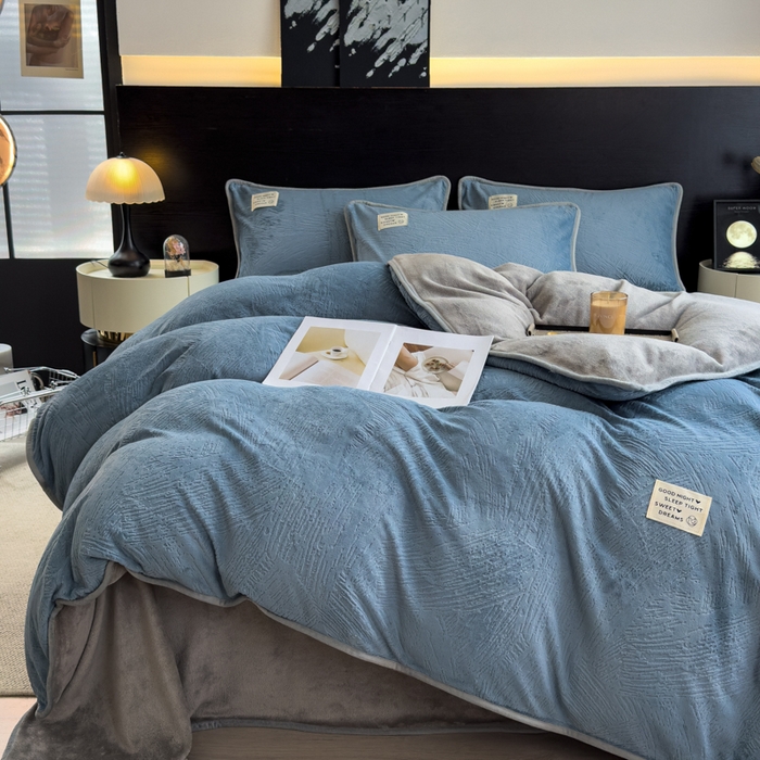 91家纺网 家纺一手货源 找家纺 印季家纺 2025新款牛奶绒包边款烂花四件套 蓝灰-马丁灰