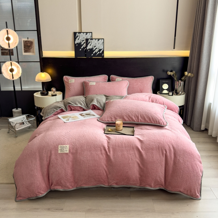 91家纺网 家纺一手货源 找家纺 印季家纺 2025新款牛奶绒包边款烂花四件套 豆沙-马丁灰