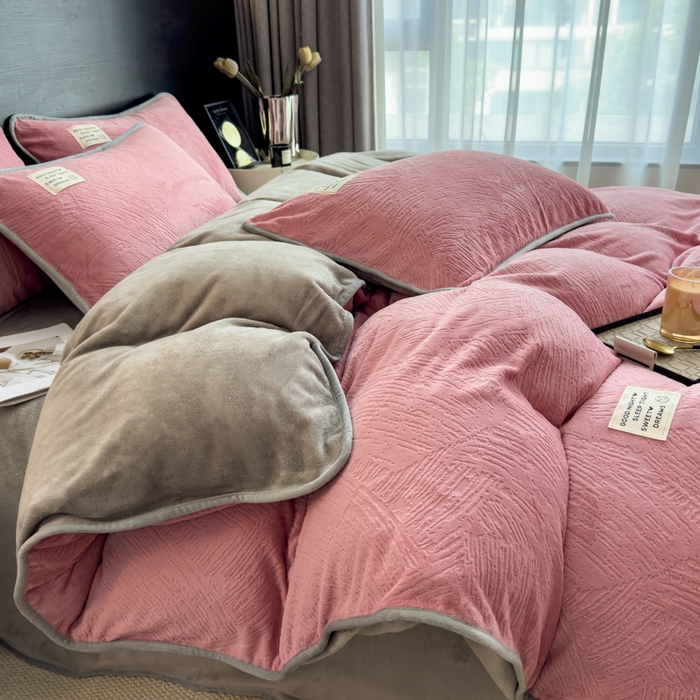 91家纺网 家纺一手货源 找家纺 印季家纺 2025新款牛奶绒包边款烂花四件套 豆沙-马丁灰