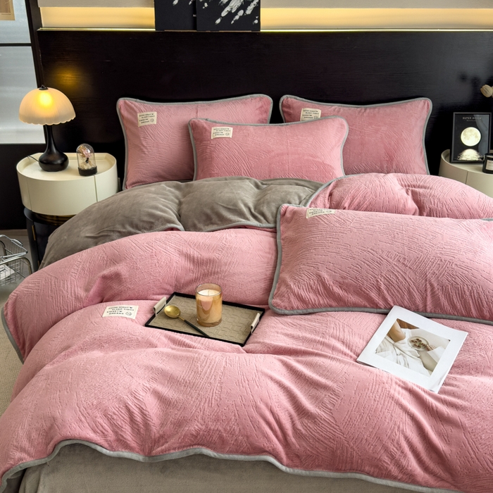 91家纺网 家纺一手货源 找家纺 印季家纺 2025新款牛奶绒包边款烂花四件套 豆沙-马丁灰