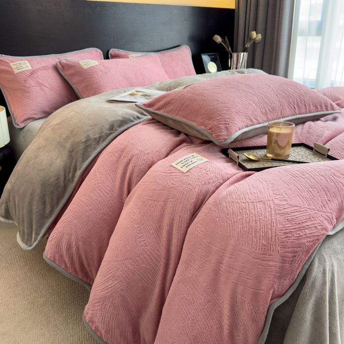 91家纺网 家纺一手货源 找家纺 印季家纺 2025新款牛奶绒包边款烂花四件套 豆沙-马丁灰