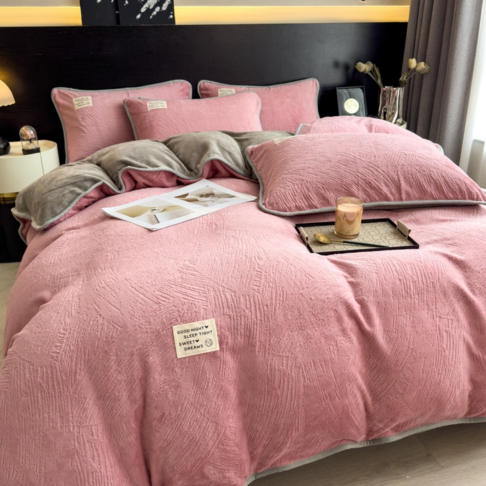 91家纺网 家纺一手货源 找家纺 印季家纺 2025新款牛奶绒包边款烂花四件套 豆沙-马丁灰