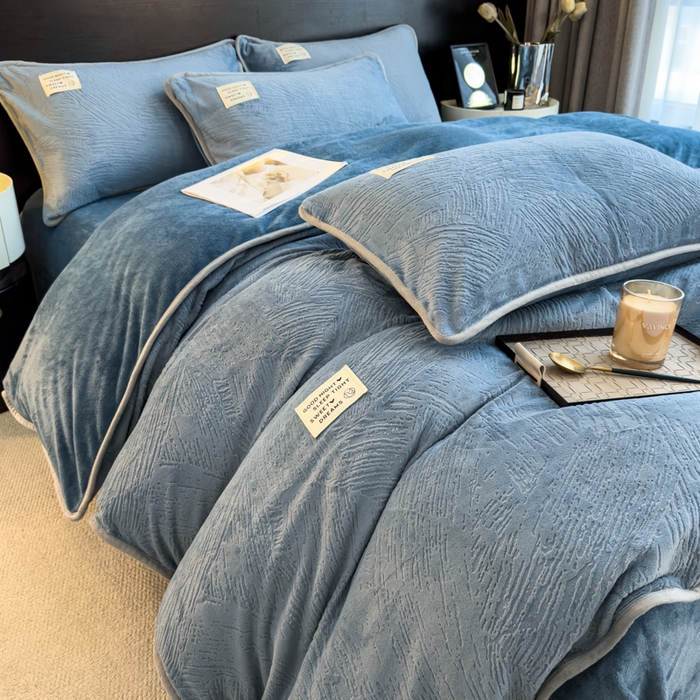 91家纺网 家纺一手货源 找家纺 印季家纺 2025新款牛奶绒包边款烂花四件套 蓝灰-蓝灰