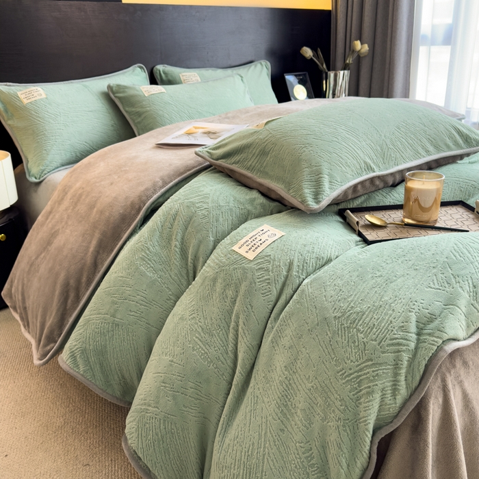 91家纺网 家纺一手货源 找家纺 印季家纺 2025新款牛奶绒包边款烂花四件套 水绿-马丁灰