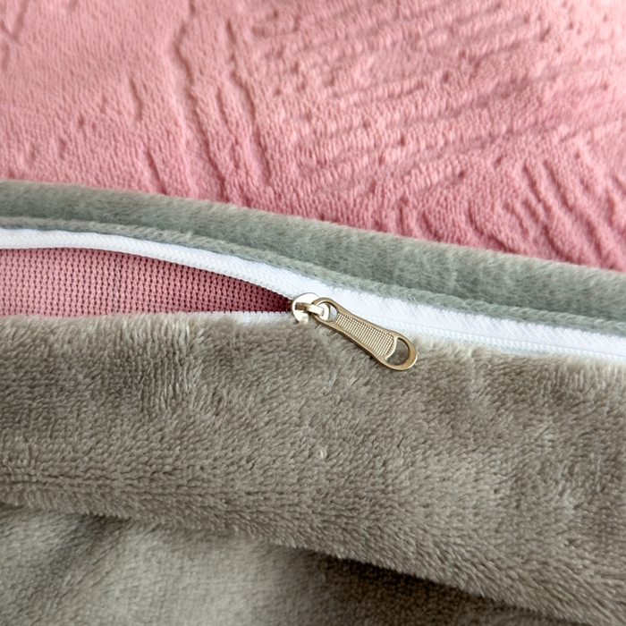 91家纺网 家纺一手货源 找家纺 印季家纺 2025新款牛奶绒包边款烂花四件套 豆沙-马丁灰