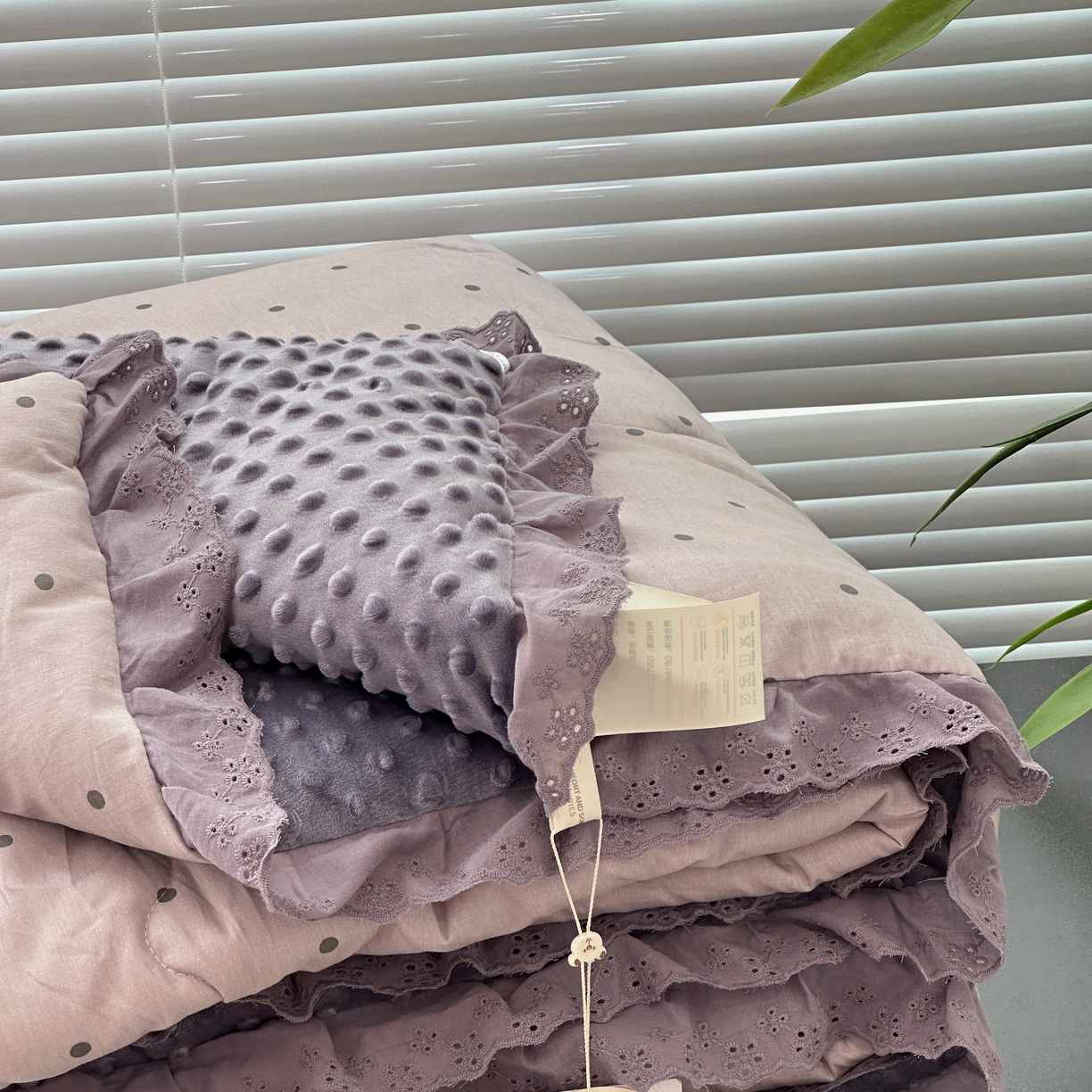91家纺网 家纺一手货源 找家纺 佰织鑫家居 2025秋冬加厚纯棉全棉法式豆豆被被子被芯 波点紫