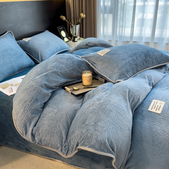 91家纺网 家纺一手货源 找家纺 印季家纺 2025新款牛奶绒包边款烂花四件套 蓝灰-蓝灰