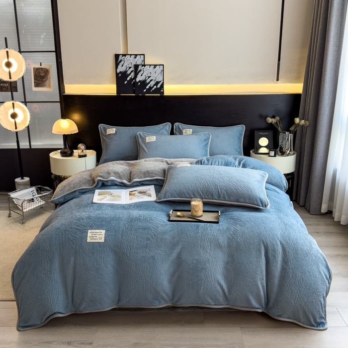 91家纺网 家纺一手货源 找家纺 印季家纺 2025新款牛奶绒包边款烂花四件套 蓝灰-马丁灰