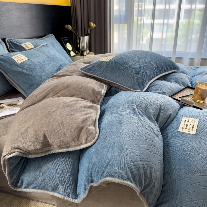 91家纺网 家纺一手货源 找家纺 印季家纺 2025新款牛奶绒包边款烂花四件套 蓝灰-马丁灰