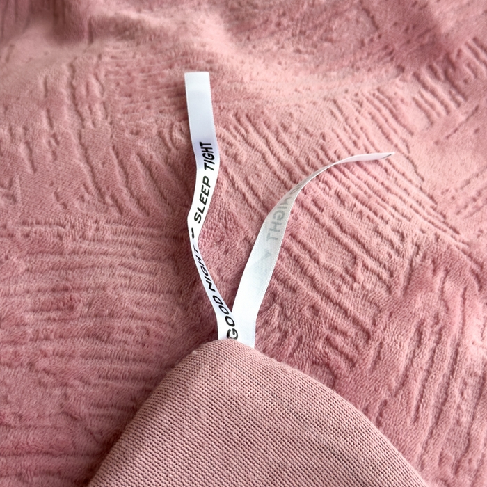 91家纺网 家纺一手货源 找家纺 印季家纺 2025新款牛奶绒包边款烂花四件套 豆沙-马丁灰