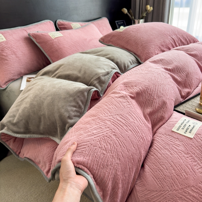 91家纺网 家纺一手货源 找家纺 印季家纺 2025新款牛奶绒包边款烂花四件套 豆沙-马丁灰