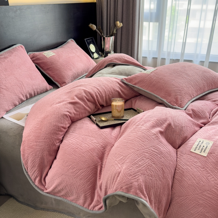 91家纺网 家纺一手货源 找家纺 （总）印季家纺 2025新款牛奶绒包边款烂花四件套