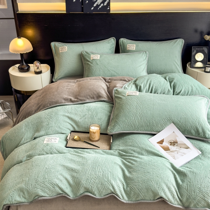 91家纺网 家纺一手货源 找家纺 印季家纺 2025新款牛奶绒包边款烂花四件套 水绿-马丁灰