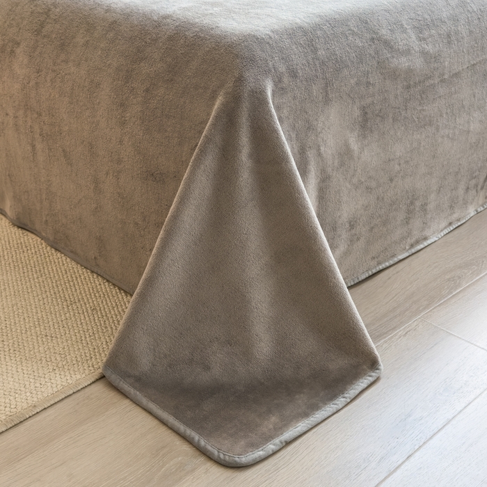 91家纺网 家纺一手货源 找家纺 印季家纺 2025新款牛奶绒包边款烂花四件套 浅驼-马丁灰