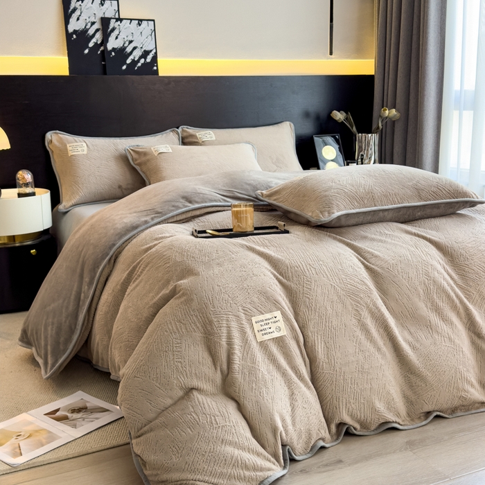 91家纺网 家纺一手货源 找家纺 印季家纺 2025新款牛奶绒包边款烂花四件套 浅驼-马丁灰