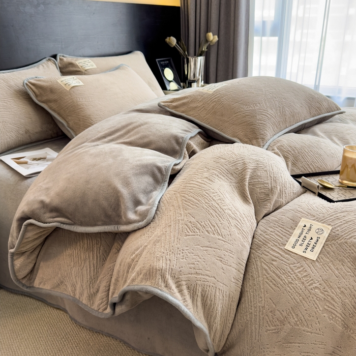 91家纺网 家纺一手货源 找家纺 印季家纺 2025新款牛奶绒包边款烂花四件套 浅驼-马丁灰