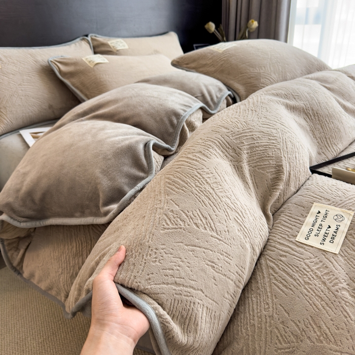 91家纺网 家纺一手货源 找家纺 印季家纺 2025新款牛奶绒包边款烂花四件套 浅驼-马丁灰