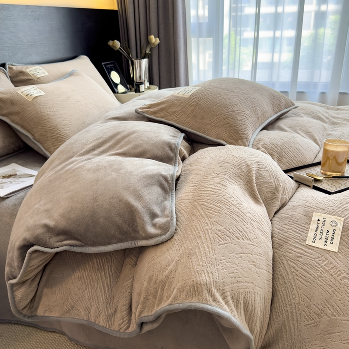 91家纺网 家纺一手货源 找家纺 印季家纺 2025新款牛奶绒包边款烂花四件套 浅驼-马丁灰