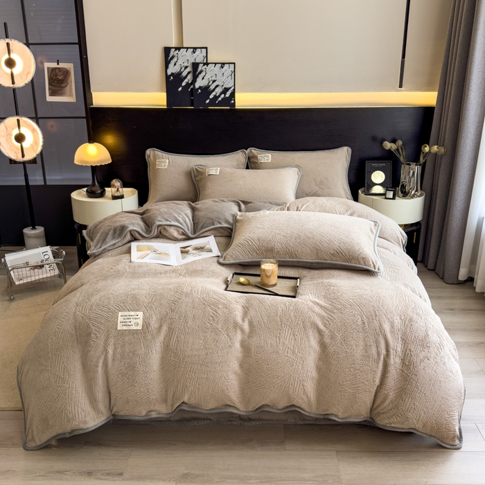 91家纺网 家纺一手货源 找家纺 印季家纺 2025新款牛奶绒包边款烂花四件套 浅驼-马丁灰