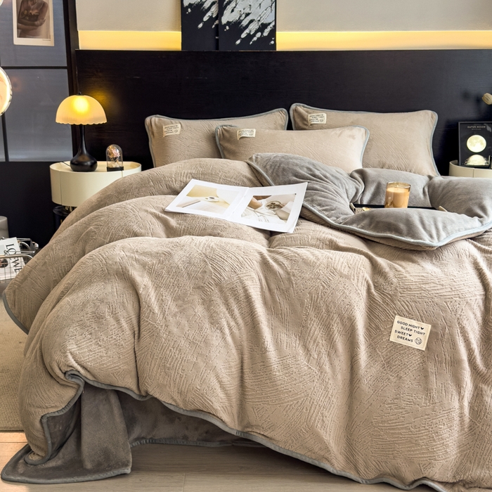 91家纺网 家纺一手货源 找家纺 印季家纺 2025新款牛奶绒包边款烂花四件套 浅驼-马丁灰