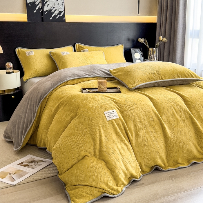 91家纺网 家纺一手货源 找家纺 印季家纺 2025新款牛奶绒包边款烂花四件套 姜黄-马丁灰