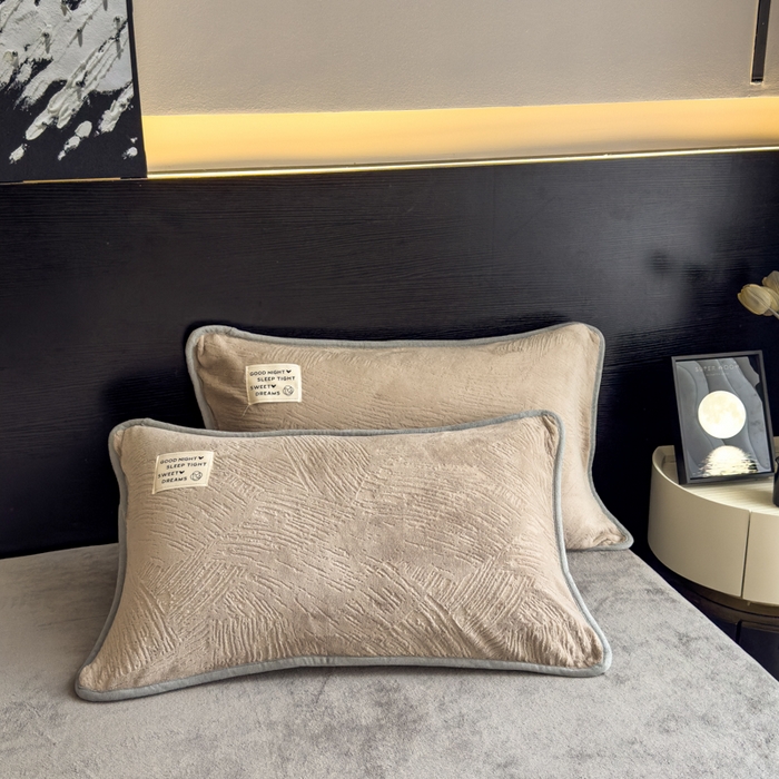 91家纺网 家纺一手货源 找家纺 印季家纺 2025新款牛奶绒包边款烂花四件套 浅驼-马丁灰