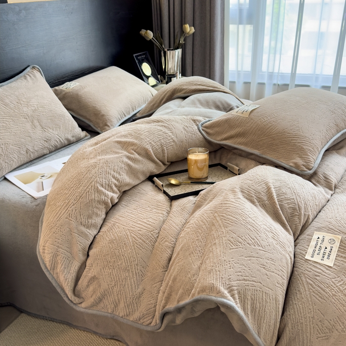 91家纺网 家纺一手货源 找家纺 印季家纺 2025新款牛奶绒包边款烂花四件套 浅驼-马丁灰