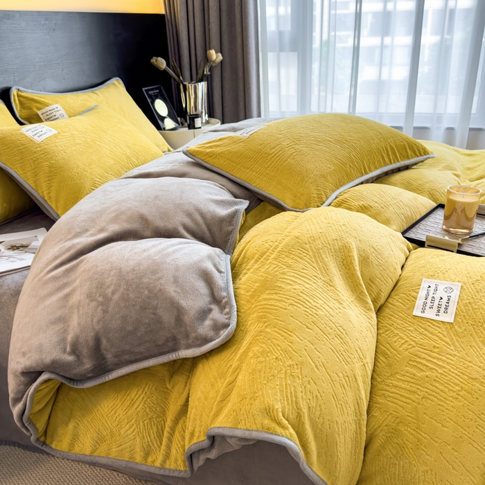 91家纺网 家纺一手货源 找家纺 印季家纺 2025新款牛奶绒包边款烂花四件套 姜黄-马丁灰