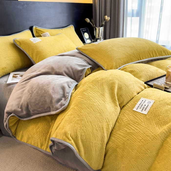 91家纺网 家纺一手货源 找家纺 印季家纺 2025新款牛奶绒包边款烂花四件套 姜黄-马丁灰