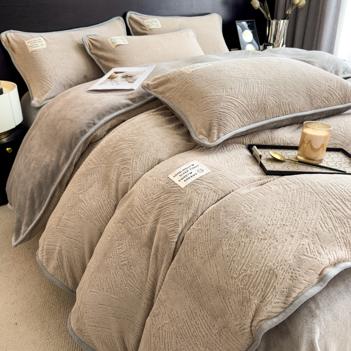 91家纺网 家纺一手货源 找家纺 印季家纺 2025新款牛奶绒包边款烂花四件套 浅驼-马丁灰