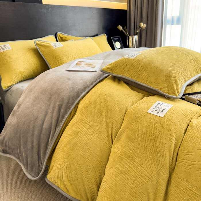 91家纺网 家纺一手货源 找家纺 印季家纺 2025新款牛奶绒包边款烂花四件套 姜黄-马丁灰