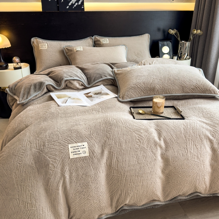 91家纺网 家纺一手货源 找家纺 印季家纺 2025新款牛奶绒包边款烂花四件套 浅驼-马丁灰