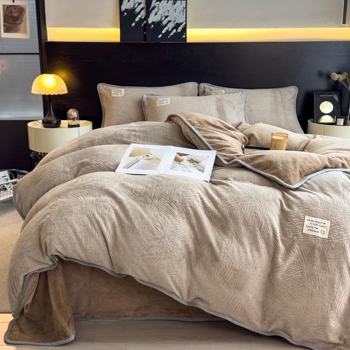 91家纺网 家纺一手货源 找家纺 印季家纺 2025新款牛奶绒包边款烂花四件套 浅驼-浅驼