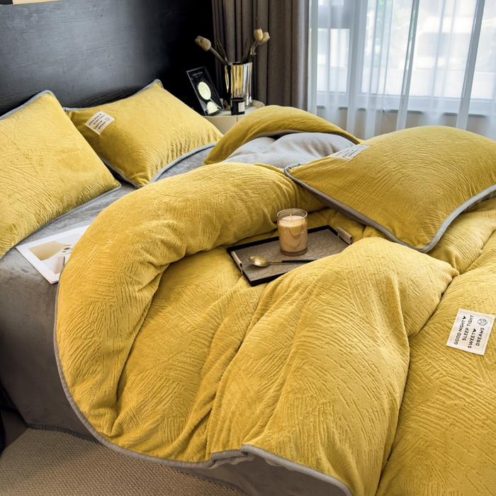 91家纺网 家纺一手货源 找家纺 印季家纺 2025新款牛奶绒包边款烂花四件套 姜黄-马丁灰
