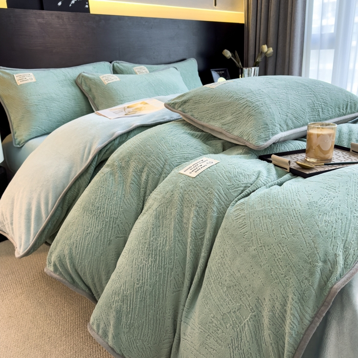 91家纺网 家纺一手货源 找家纺 印季家纺 2025新款牛奶绒包边款烂花四件套 水绿-水绿