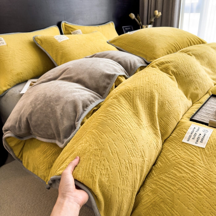 91家纺网 家纺一手货源 找家纺 印季家纺 2025新款牛奶绒包边款烂花四件套 姜黄-马丁灰