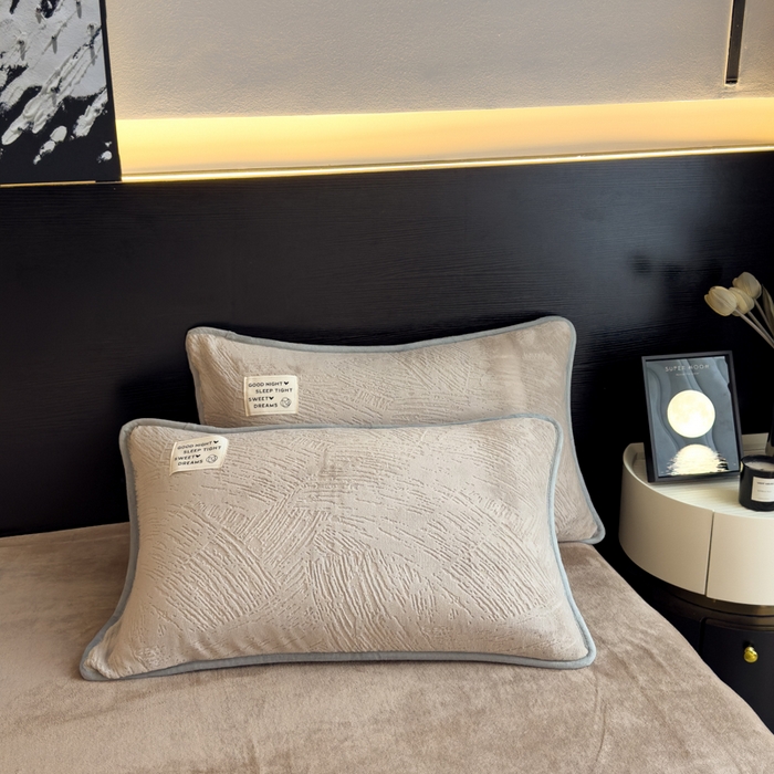 91家纺网 家纺一手货源 找家纺 印季家纺 2025新款牛奶绒包边款烂花四件套 浅驼-浅驼