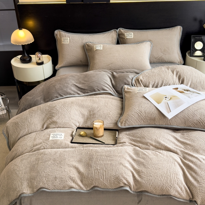 91家纺网 家纺一手货源 找家纺 印季家纺 2025新款牛奶绒包边款烂花四件套 浅驼-马丁灰