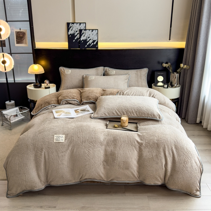 91家纺网 家纺一手货源 找家纺 印季家纺 2025新款牛奶绒包边款烂花四件套 浅驼-浅驼