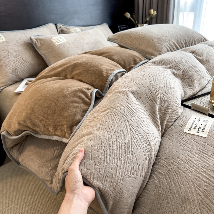 91家纺网 家纺一手货源 找家纺 印季家纺 2025新款牛奶绒包边款烂花四件套 浅驼-浅驼